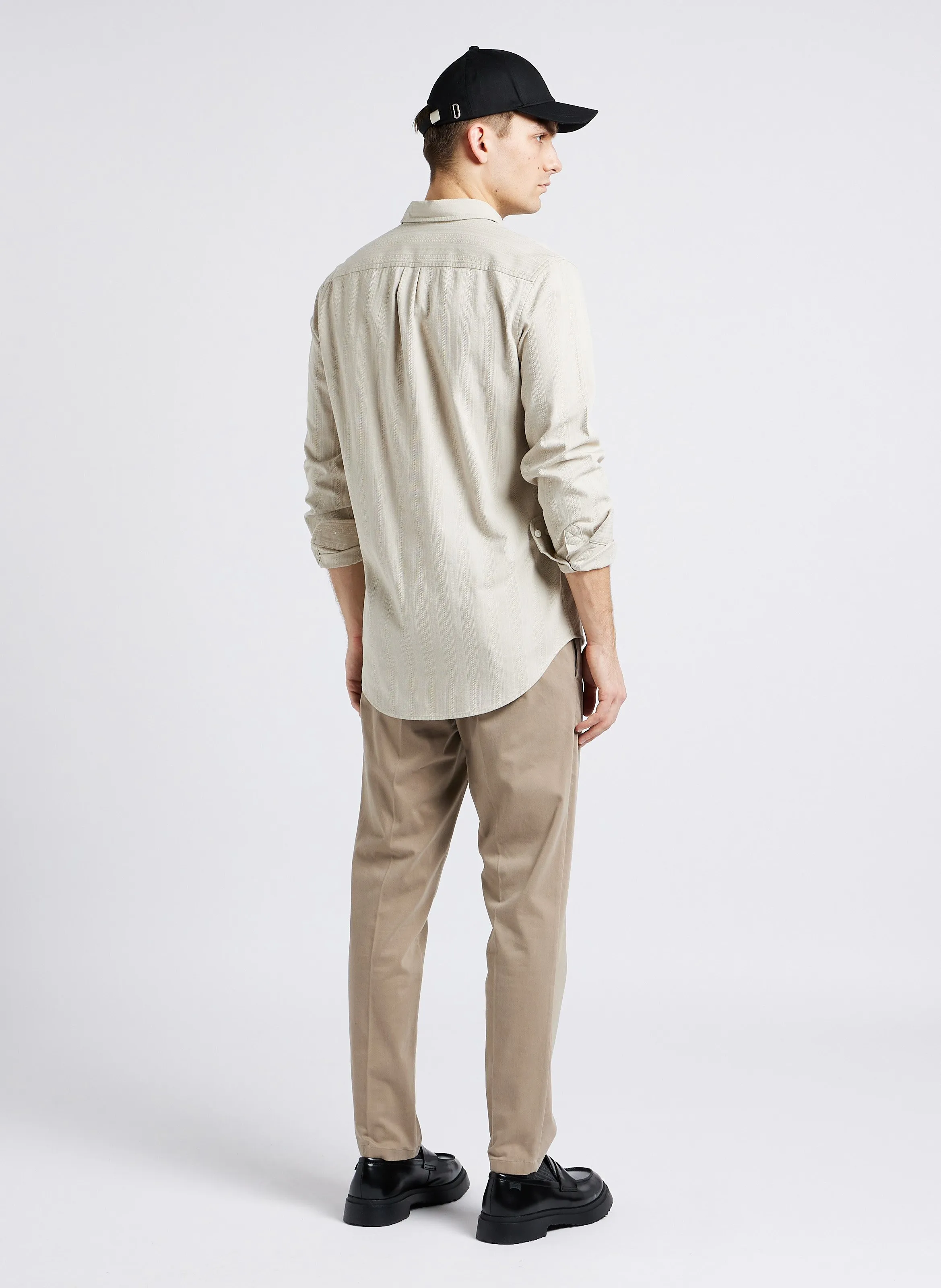 Camisa regular fit de mezcla de algodón con cuello clásico en beige