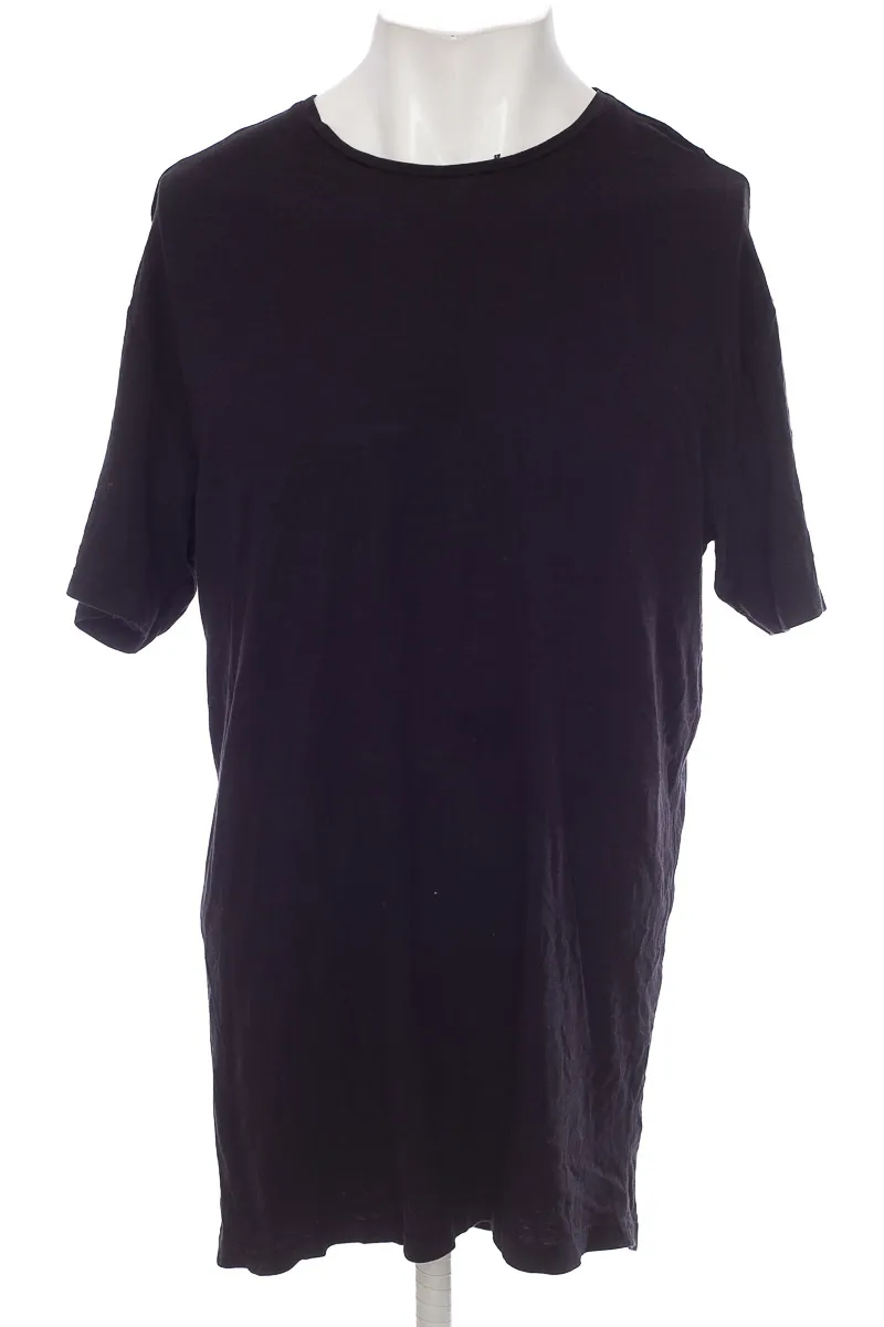 CAMISETA COLOR NEGRO  BERSHKA