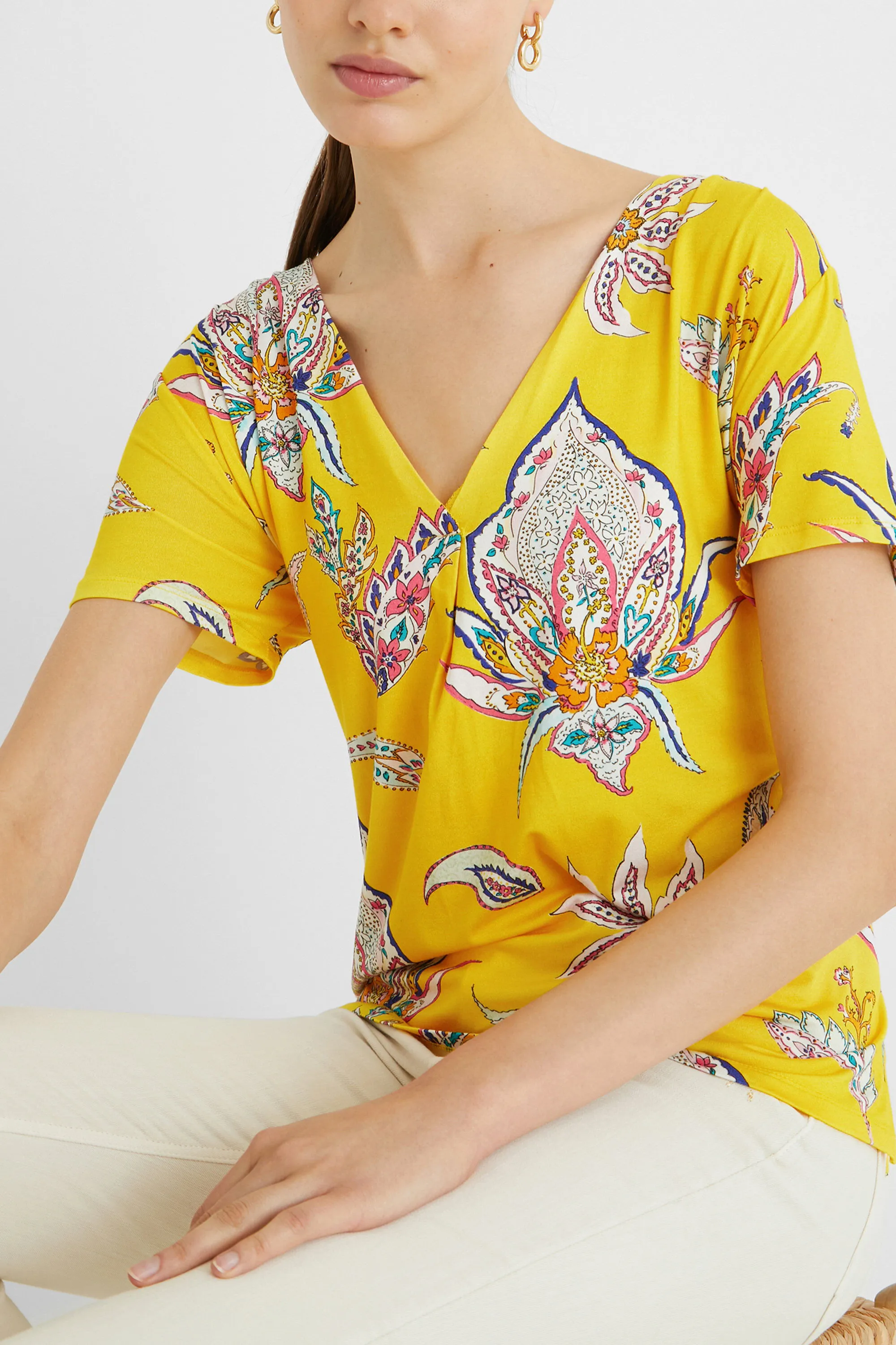 Camiseta paisley cuello pico