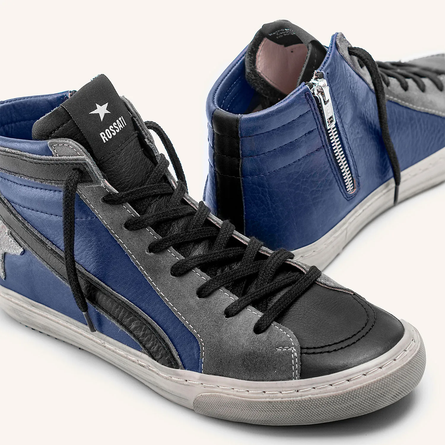 Code : 2025 Zapatilla Botita en Cuero vegetal azul, en combinación con gris y negro , íntegramente fabricada en cuero vacuno, ba
