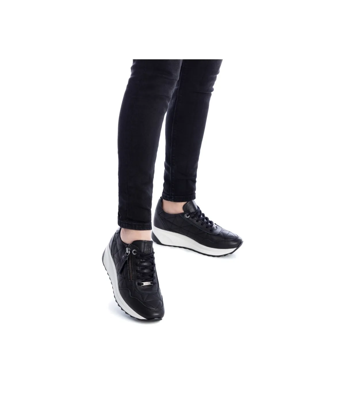 Deportivo de piel negra para mujer