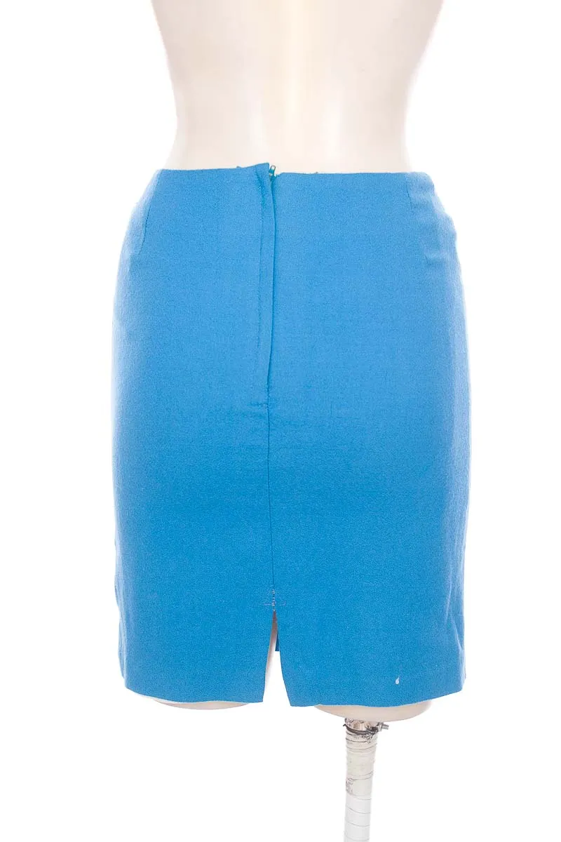 FALDA COLOR AZUL  CLOSEANDO