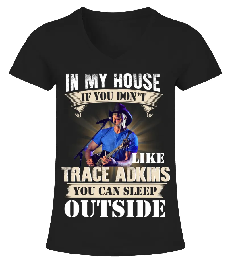 IN MY HOUSE IF YOU DON'T LIKE TRACE ADKINS YOU CAN SLEEP OUTSIDE Camiseta cuello pico Mujer