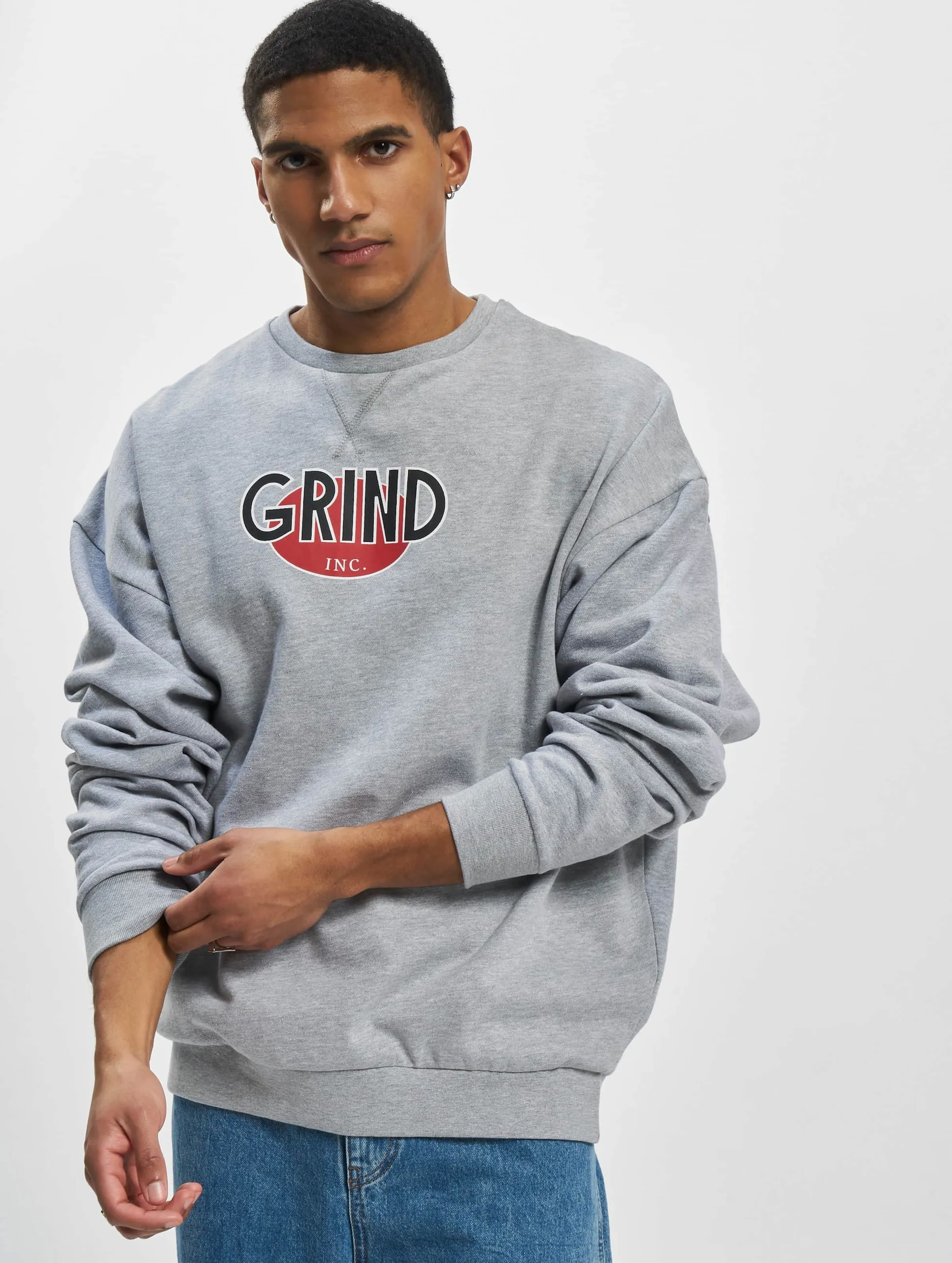 Logo R Neck