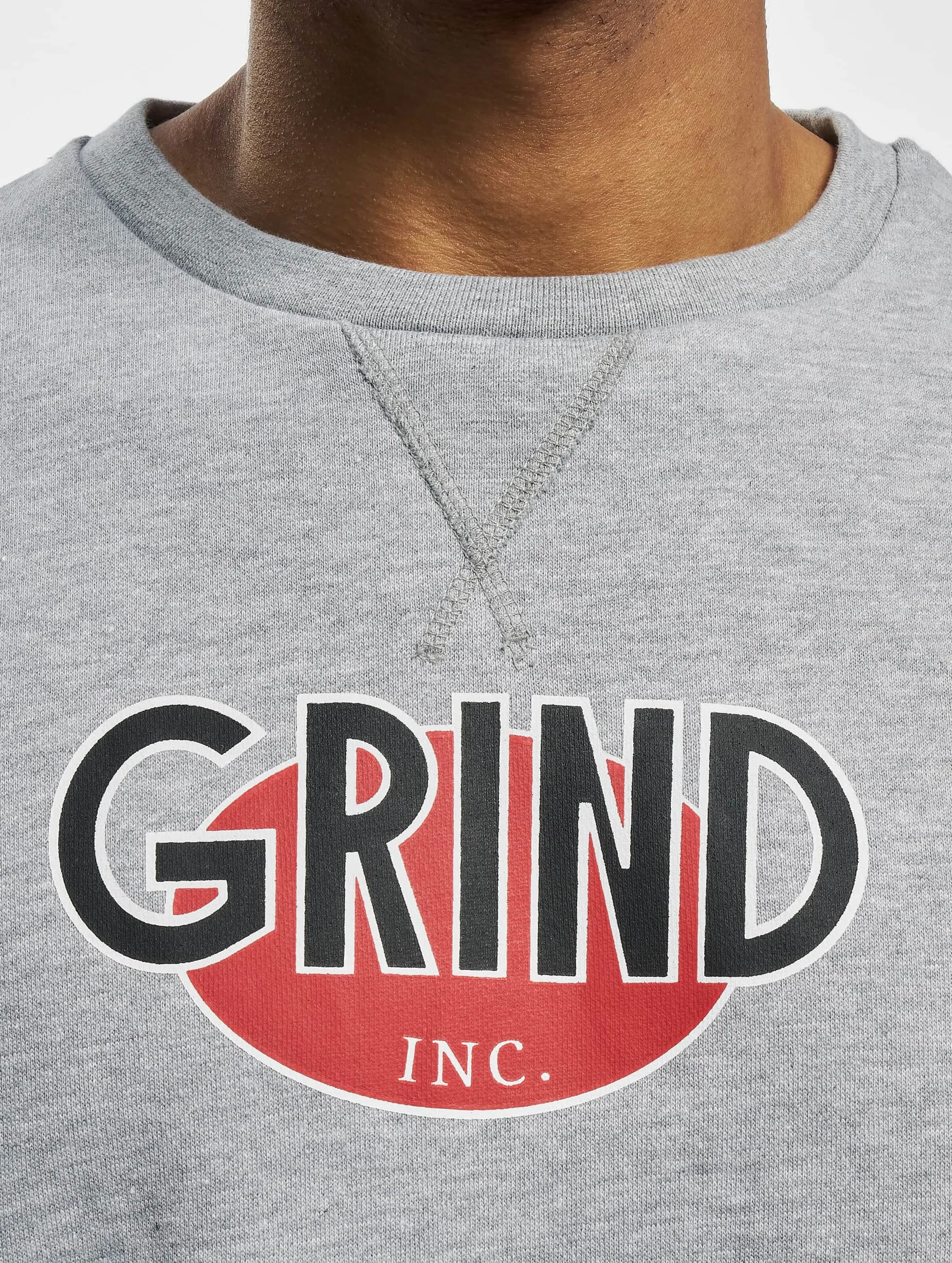 Logo R Neck