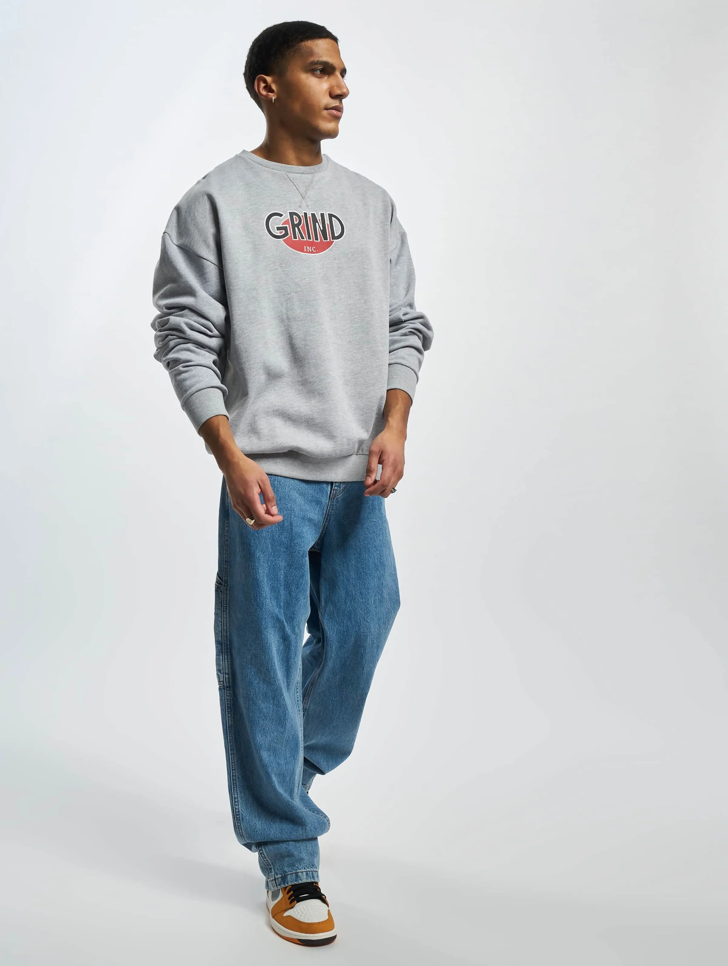 Logo R Neck