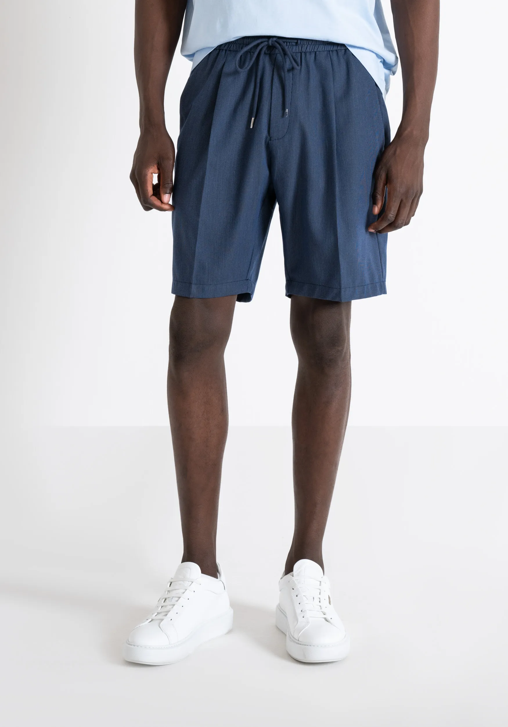 PANTALÓN CORTO 'NEIL' REGULAR FIT CON CINTURA ELÁSTICA Y CORDÓN DE AJUSTE