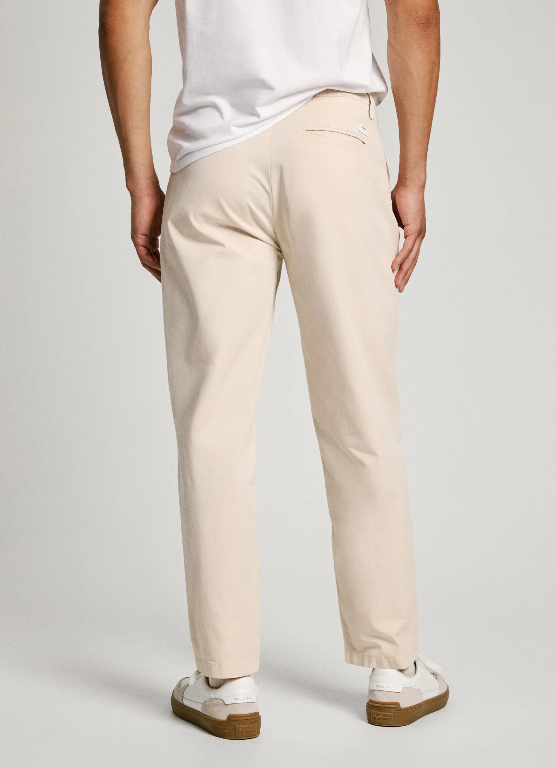 pantalón chino fit relaxed