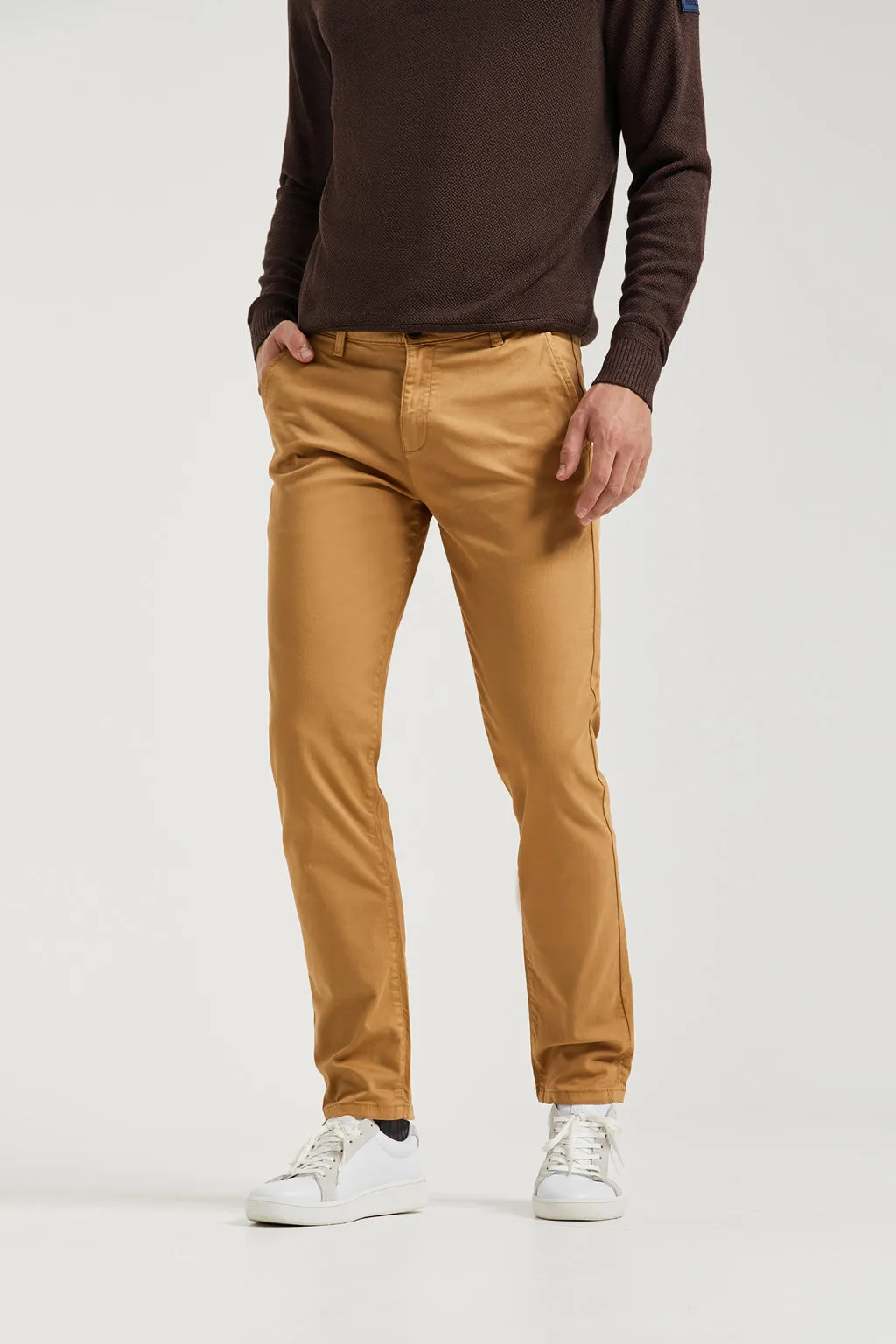 Pantalón chino marrón de corte slim con logo Polo Club en bolsillo trasero