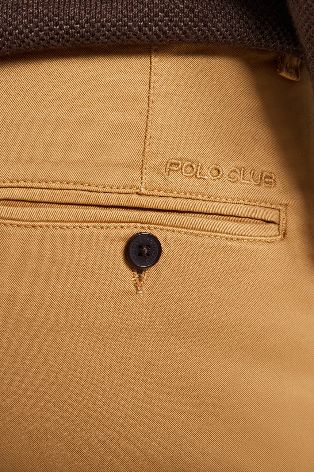 Pantalón chino marrón de corte slim con logo Polo Club en bolsillo trasero