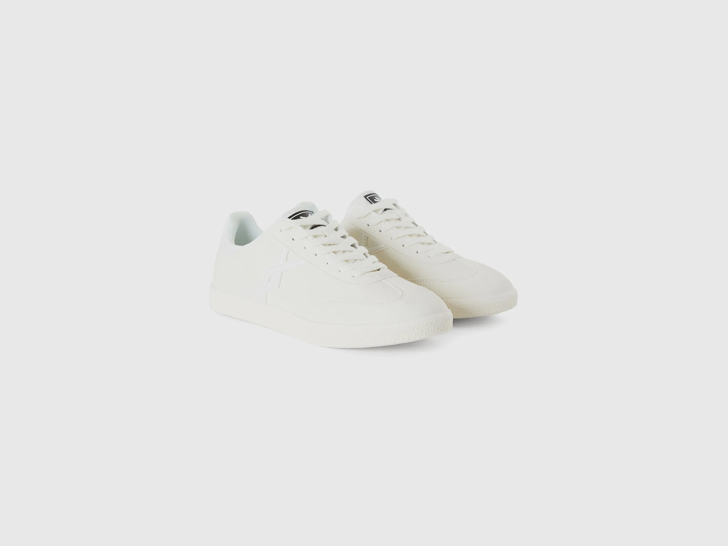 Sneakers bajas en tela de efecto piel