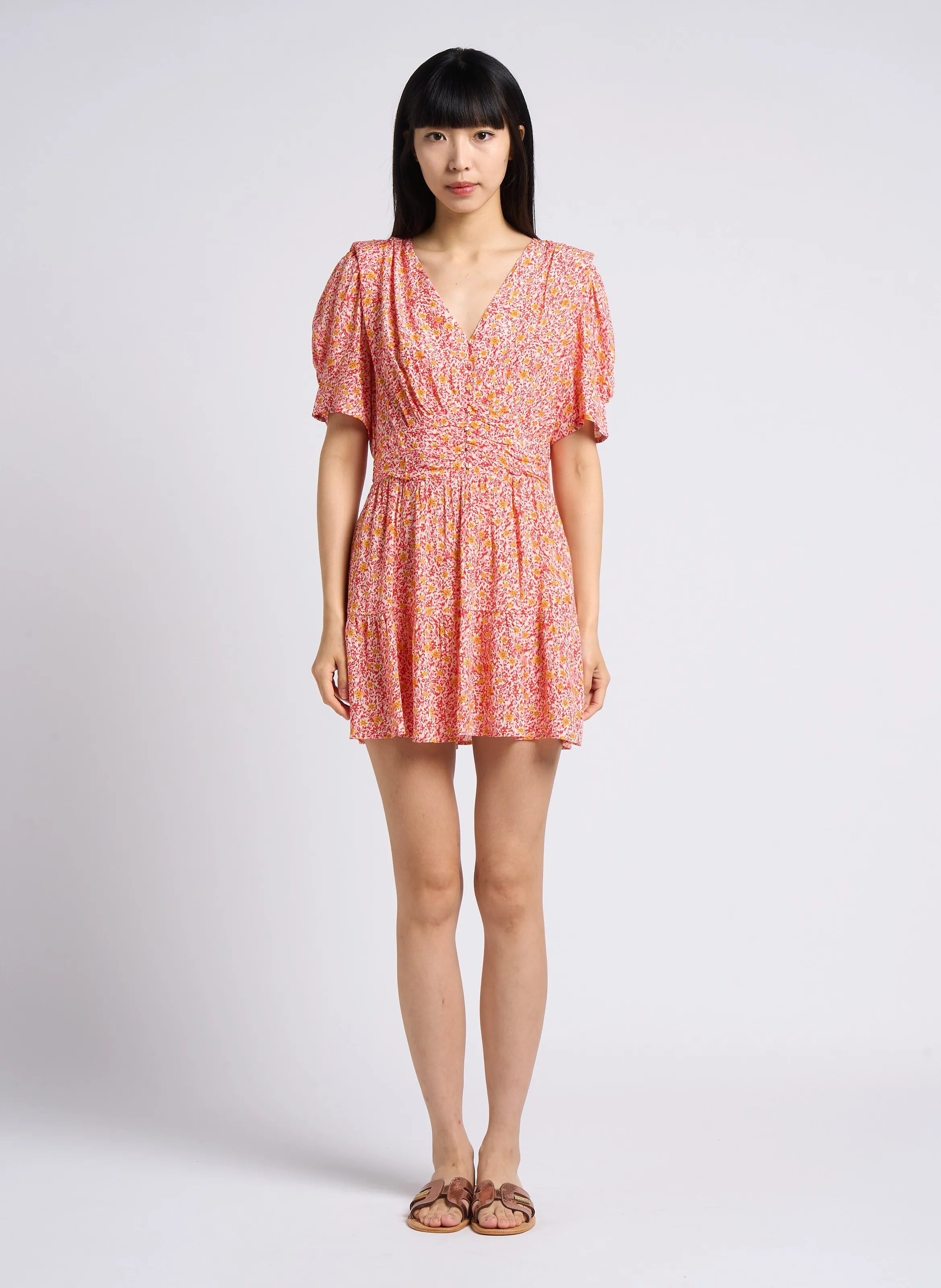 Vestido corto ajustado y acampanado con cuello de pico en rojo