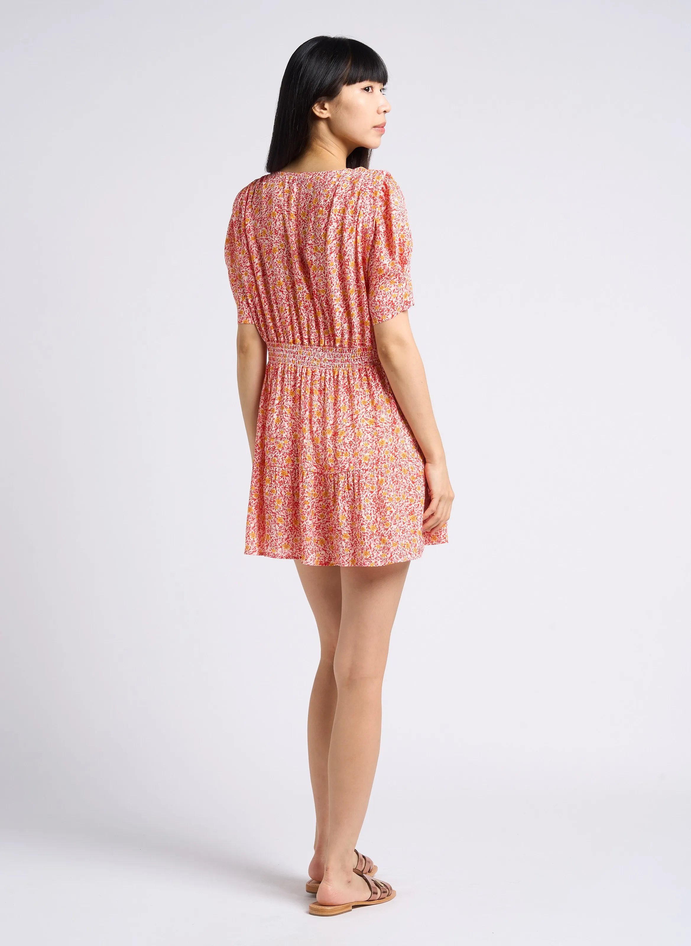 Vestido corto ajustado y acampanado con cuello de pico en rojo