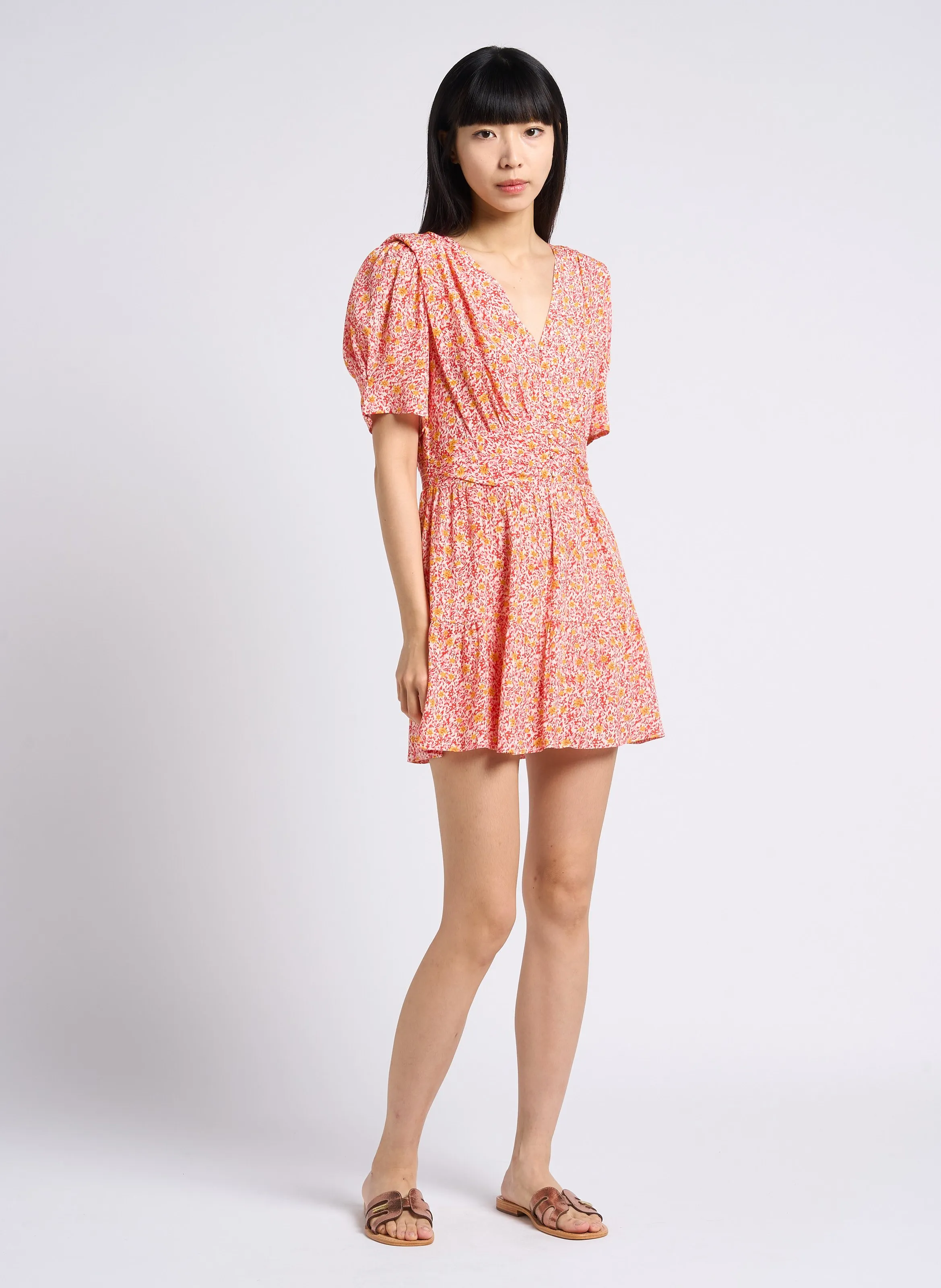 Vestido corto ajustado y acampanado con cuello de pico en rojo
