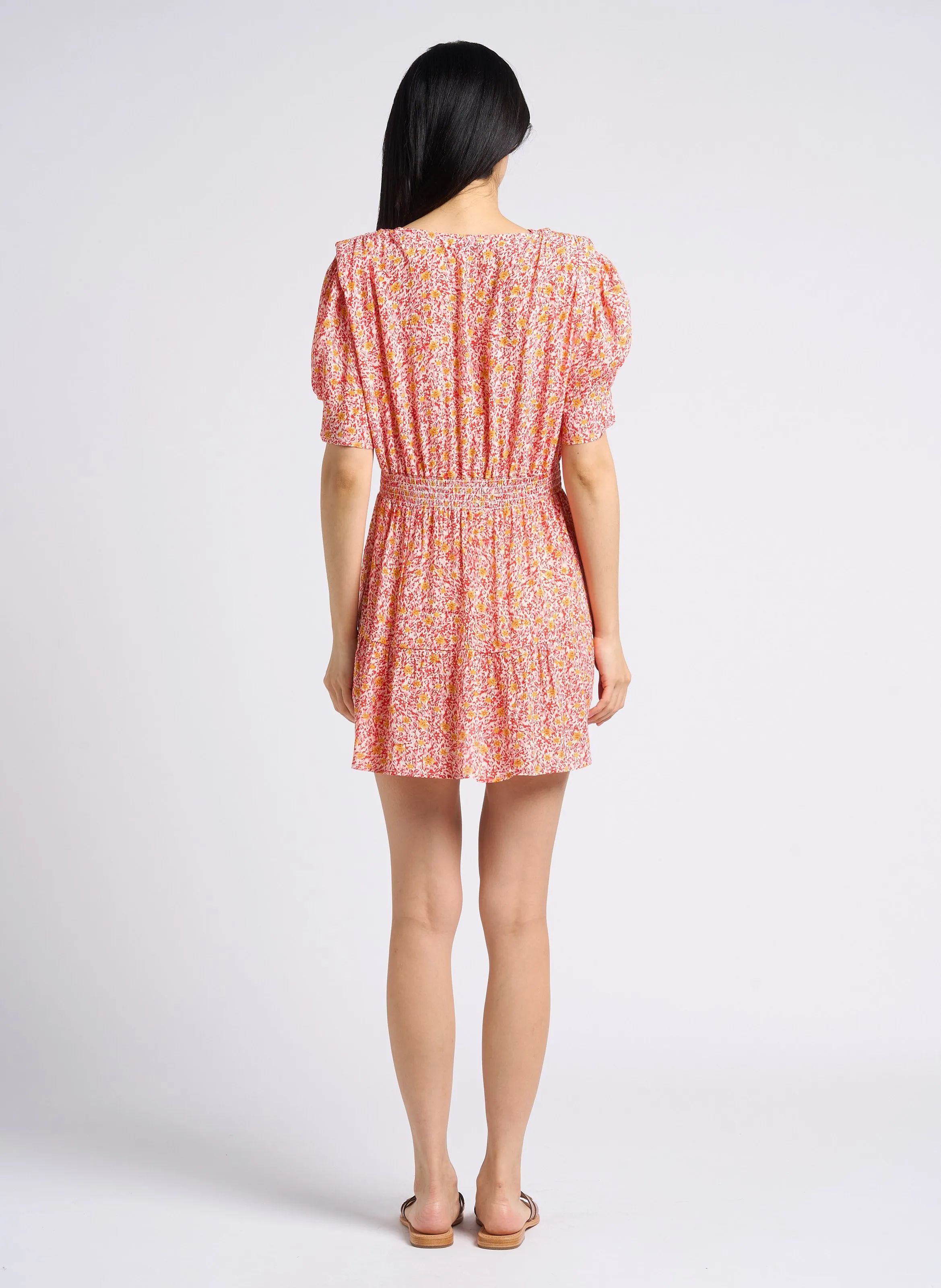 Vestido corto ajustado y acampanado con cuello de pico en rojo